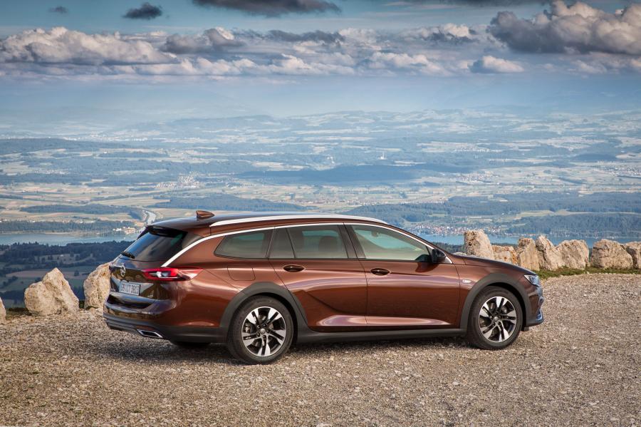  Opel Insignia Country Tourer Turbo D 4x4 Exclusive 2017 года  (фото 12 из 42)